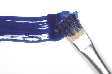 Mavi çizgili ve fırça