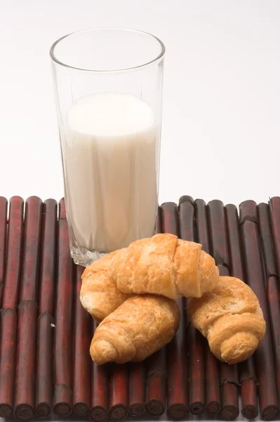 Mjölk och croissanter — Stockfoto