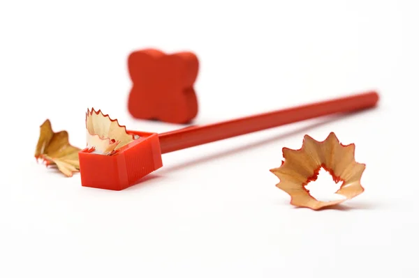 Lápices rojos, sacapuntas y chips — Foto de Stock