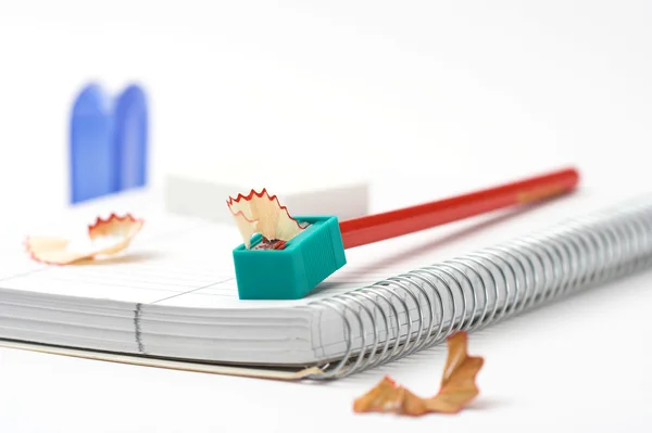 Červené tužky, ořezávátko a hranolky — Stock fotografie