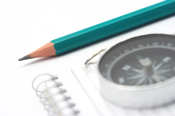 Ручка, компас и ноутбук — стоковое фото