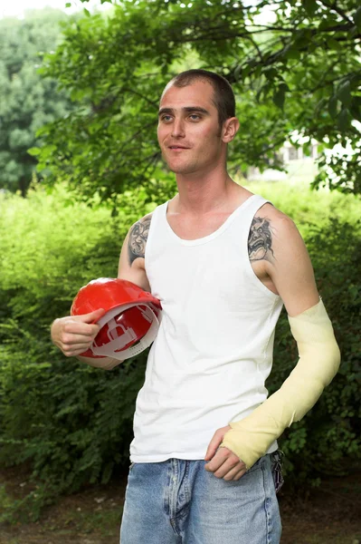 Bărbat tatuat în tencuială — Fotografie, imagine de stoc