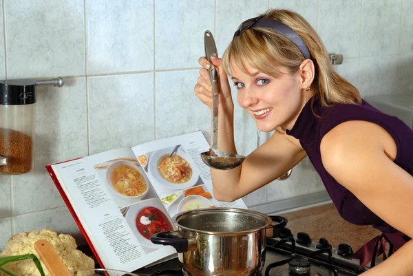 Junge Hausfrau kocht — Stockfoto
