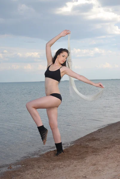 Dziewczyna tańce na plaży — Zdjęcie stockowe