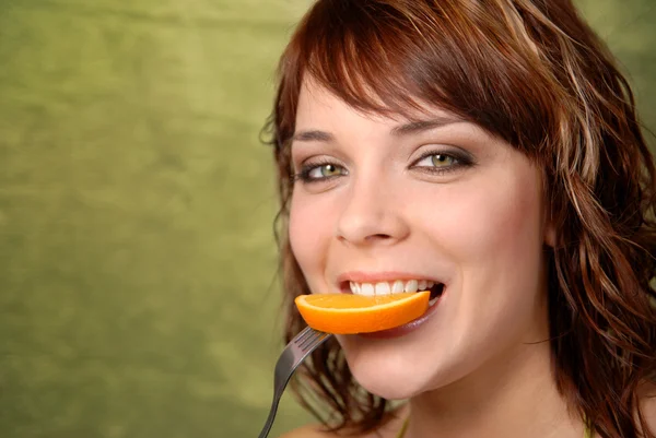 Νεαρό κορίτσι τρώει ένα πορτοκάλι — Φωτογραφία Αρχείου