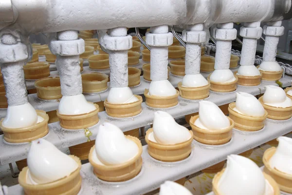 Подготовка мороженого на заводе — стоковое фото