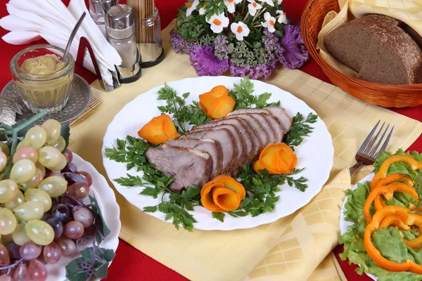 Voedzame diner met varkensvlees — Stockfoto