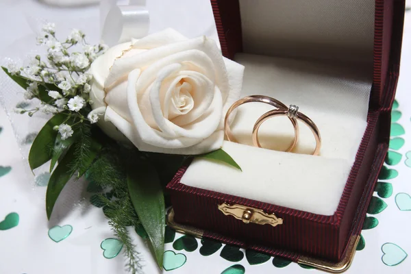 Wedding rings and rose — Stock Photo, Image