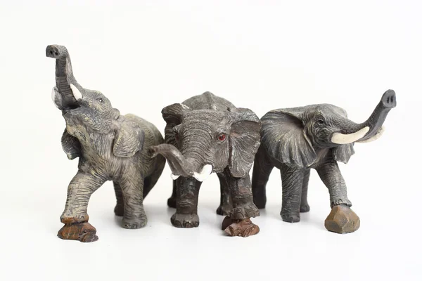 Три керамических фигурки слона — стоковое фото