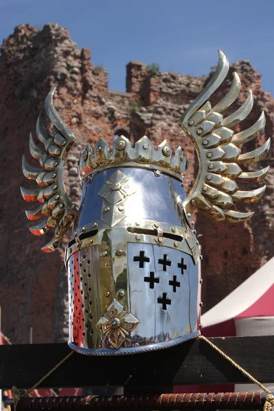 Şövalye kask ve kale kalıntıları — Stok fotoğraf