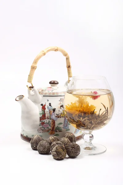 Чайник і склянка з квітковим зеленим чаєм — стокове фото