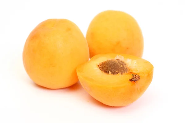 Два абрикоса с половинками — стоковое фото