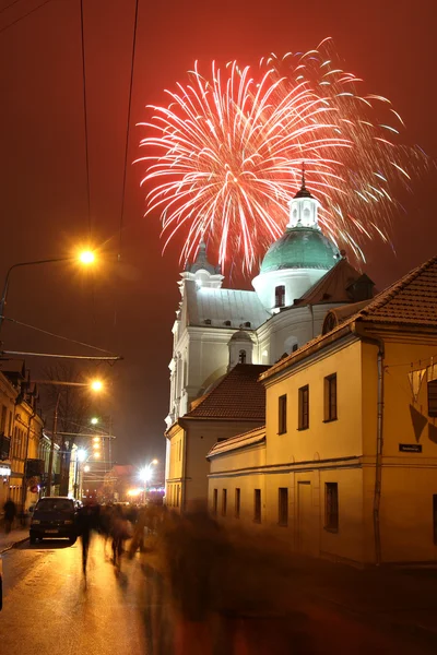 Fogos de artifício atrás de uma igreja católica — Fotografia de Stock