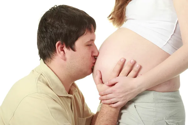 Man kysser magen av hans hustru — Stockfoto