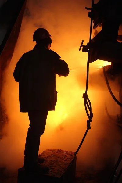 热工作的钢铁制造商在头盔 — 图库照片