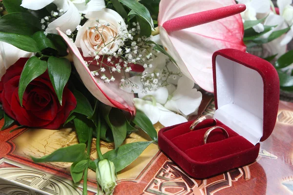 Snubní prsteny a růže — Stock fotografie