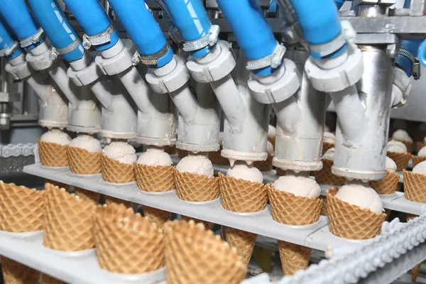 Preparación de helados en fábrica Imagen de stock