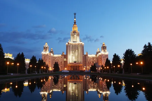 Moscow State University på natten — Stockfoto