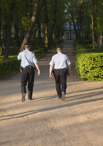 Polícia municipal patrulha um parque — Fotografia de Stock