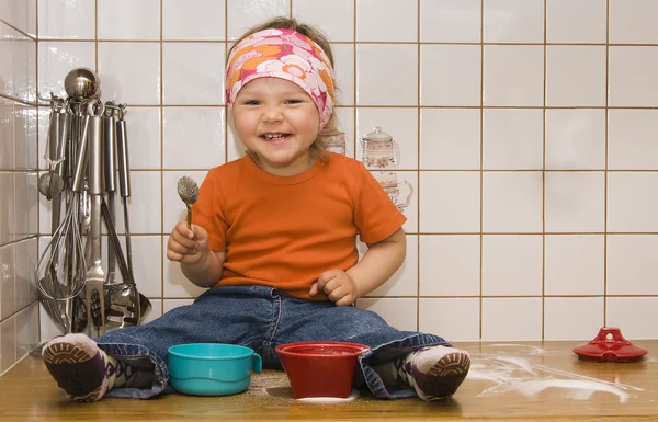 Baby girl playing with sugar — Stock Photo, Image