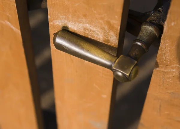 Staré mosazné klice v bráně — Stock fotografie