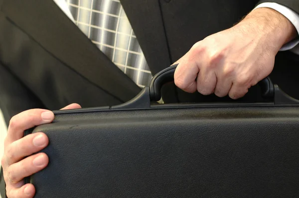 Işadamı holding evrak çantası — Stok fotoğraf
