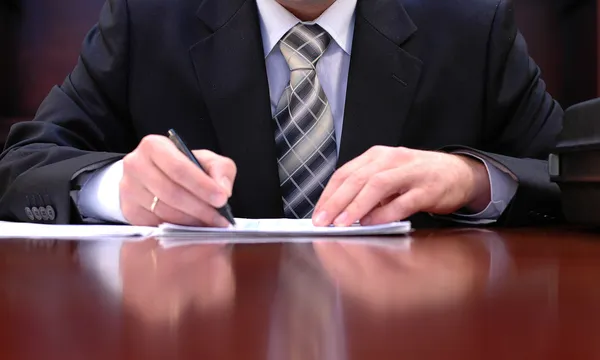 Un homme d'affaires signe un contrat — Photo