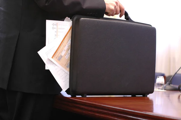 Businessman holding overloaded briefcase — Stock Photo, Image