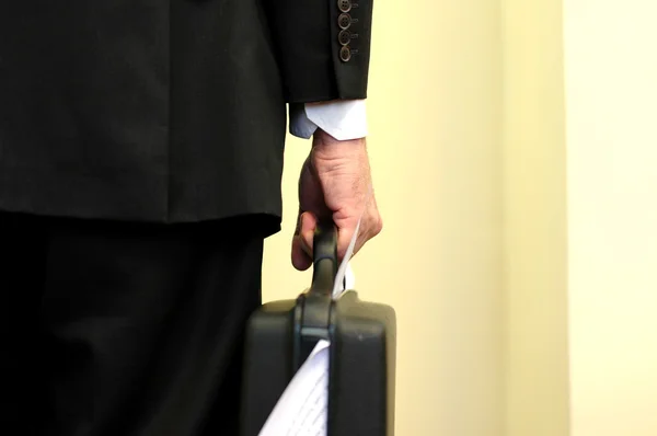 Empresario sosteniendo maletín sobrecargado — Foto de Stock