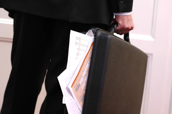 Uomo d'affari in possesso di valigetta sovraccarica — Foto Stock