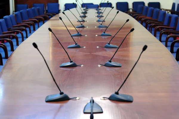 Microfoons in de lege conference hall — Stockfoto