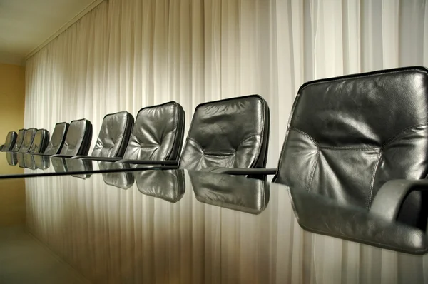 Стільці у порожній конференц-залі — стокове фото