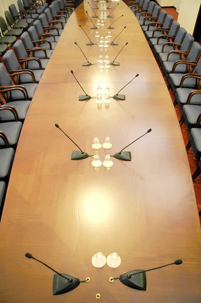 Micrófonos en sala de conferencias vacía — Foto de Stock