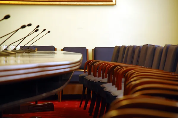 Krzesła w sali konferencyjnej pusty — Zdjęcie stockowe