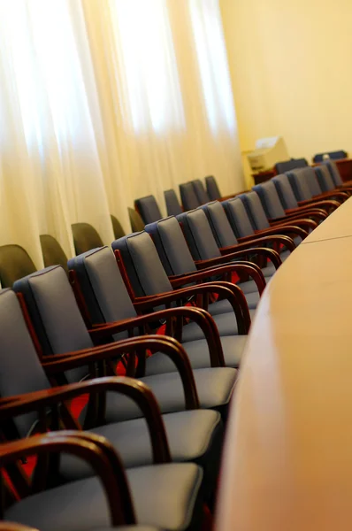 Cadeiras na sala de conferências vazia — Fotografia de Stock