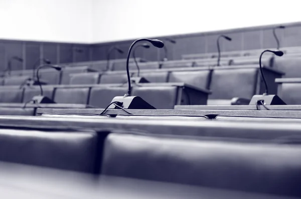 Mikrofoner i tomma konferenssalen — Stockfoto