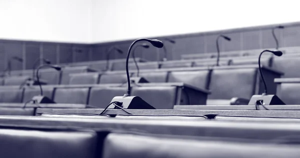 Микрофоны в пустом конференц-зале — стоковое фото