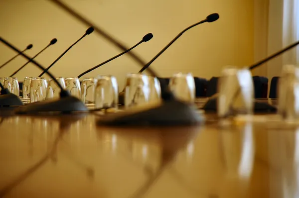 Microfones na sala de conferências vazia — Fotografia de Stock