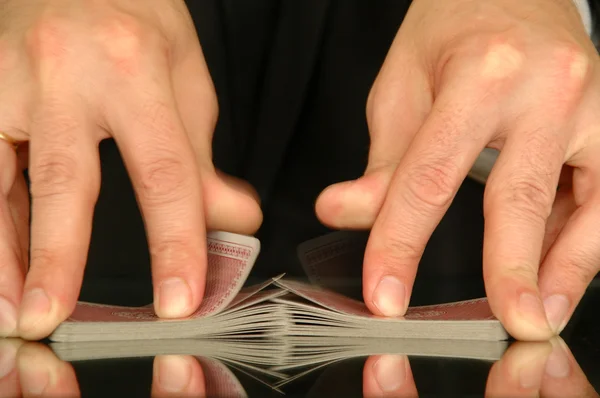 Két kéz csoszogó egy pakli kártya, egy kaszinó — Stock Fotó