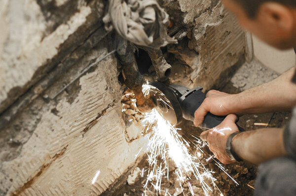 Угловая мельница в использовании
