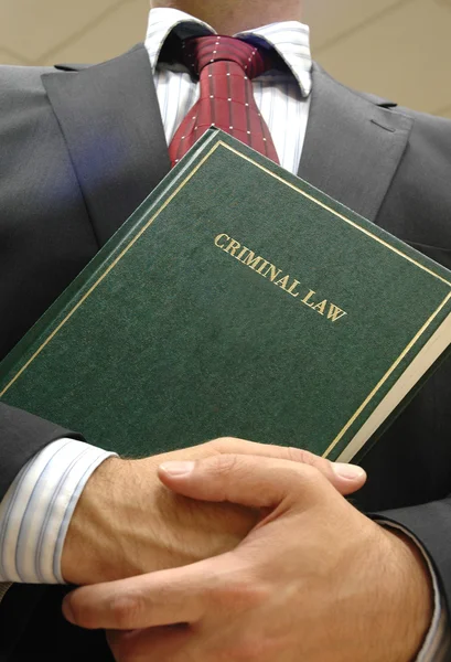 Адвокат тримає книгу кримінального права — стокове фото