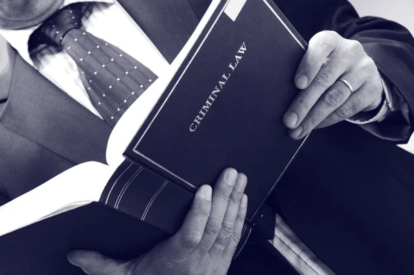 Advocaat houden strafrecht boek — Stockfoto
