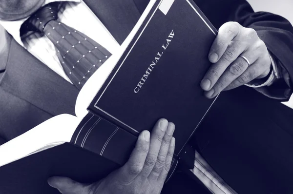 Abogado con libro de derecho penal — Foto de Stock