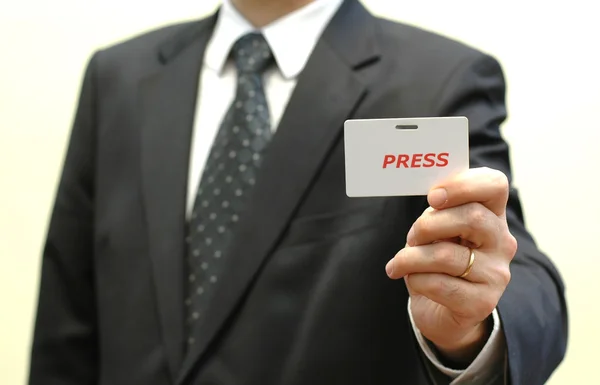 Dziennikarz trzyma identyfikator prasy — Zdjęcie stockowe