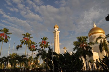 Cami, brunei yukarıda gökyüzü