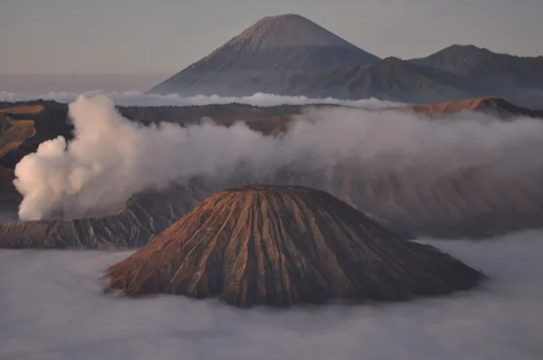 Zonsopgang op de bromo vulkaan, Indonesië — Stockfoto