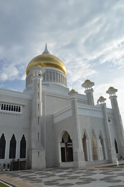 Cami, brunei yukarıda gökyüzü
