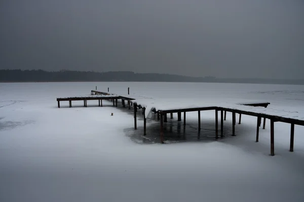 Paysage hivernal au bord du lac — Photo