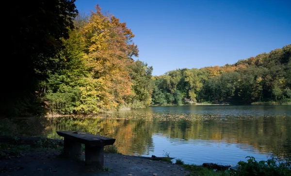 Bench by the lake — Stock Photo, Image