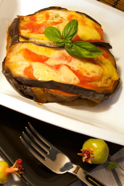 Баклажан с помидорами и сыром — стоковое фото